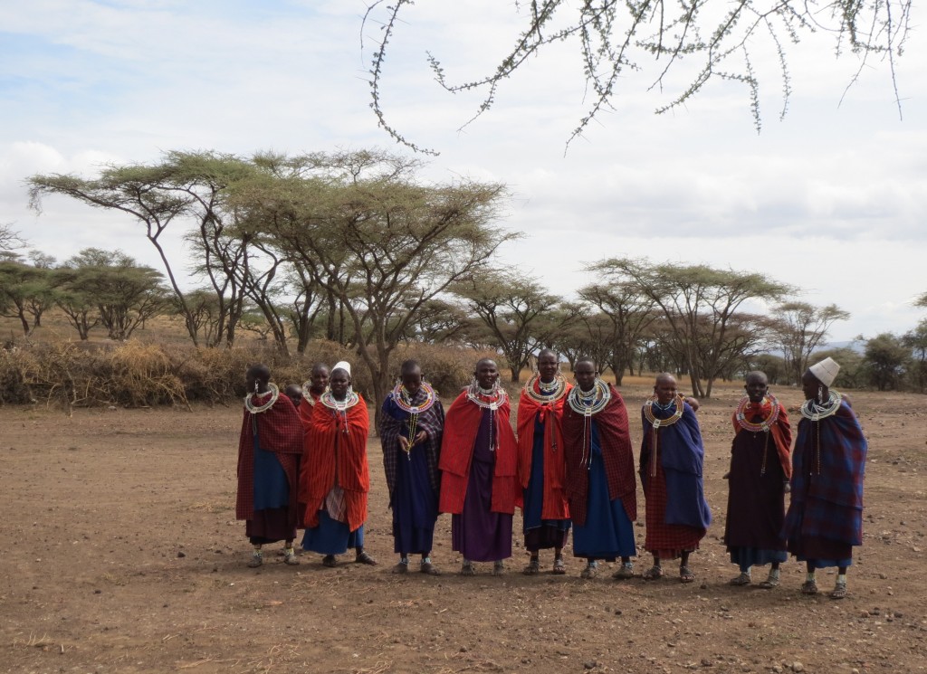 ביקור בכפר מסאי, הנשים מקבלות פנינו בשירה